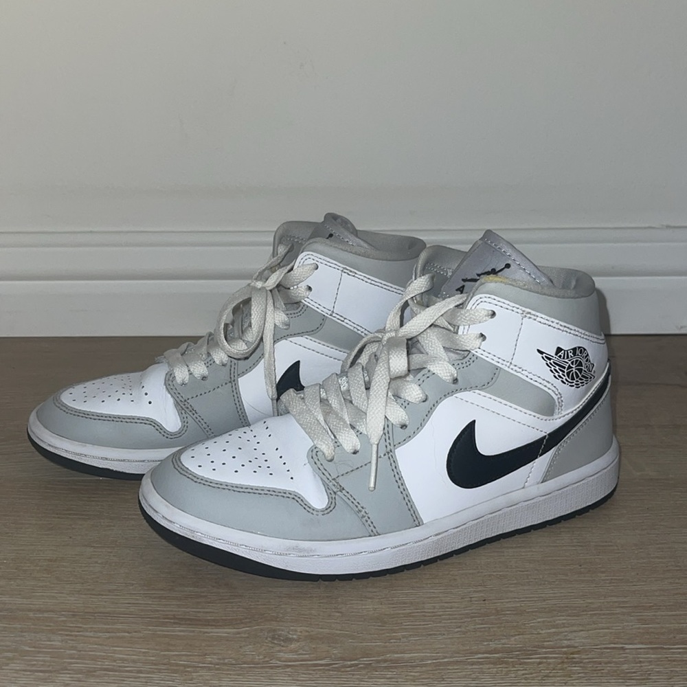 Nike Air Jordan 1 Retro Mid Sneakers - Picture 6 of 9